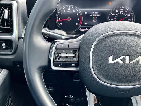 Used 2023 Kia Sorento S image 22