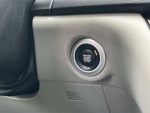 Used 2023 Chrysler Pacifica Touring-L image 16