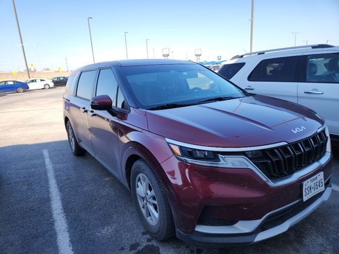 Used 2023 Kia Carnival LX image 4