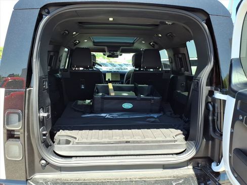 New 2026 Land Rover Defender 130 X-Dynamic SE AWD/4WD image 14