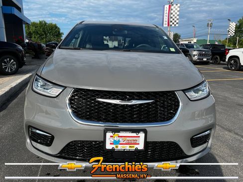 Used 2025 Chrysler Pacifica Select FWD image 2