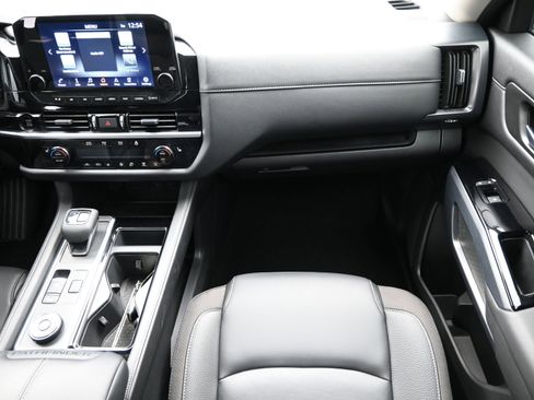 Used 2025 Nissan Pathfinder SL image 41