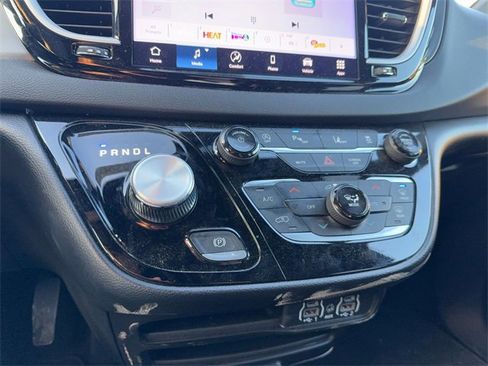 Used 2025 Chrysler Pacifica Select image 16