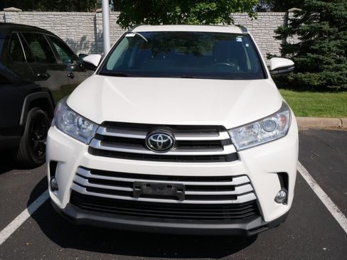 Used 2019 Toyota Highlander XLE AWD/4WD image 2