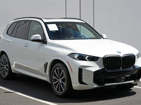 Used 2025 BMW X5 xDrive50e w/ Executive Package AWD/4WD image 57