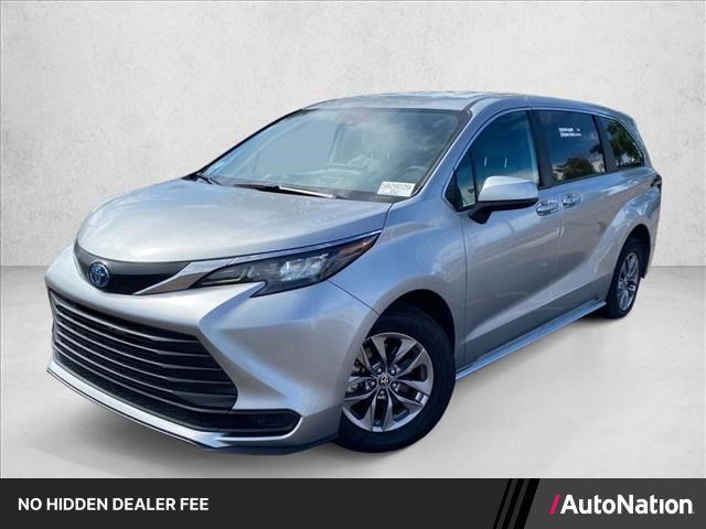 Used 2025 Toyota Sienna LE FWD image 1
