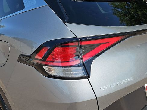 Used 2025 Kia Sportage LX image 32