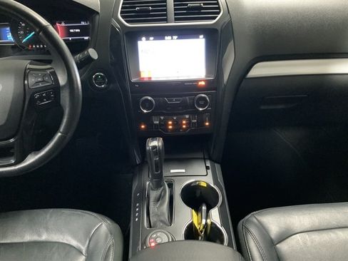Used 2017 Ford Explorer XLT w/ Equipment Group 202A AWD/4WD image 24