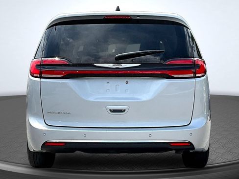 Used 2024 Chrysler Pacifica Touring-L FWD image 6