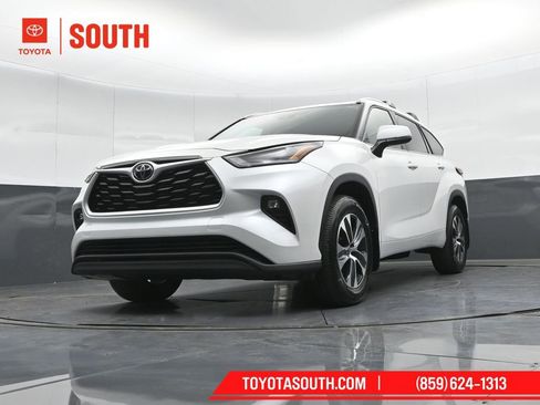 Used 2022 Toyota Highlander XLE image 46