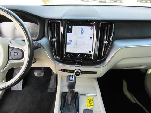 Used 2018 Volvo XC60 T6 Momentum w/ Convenience Package image 19