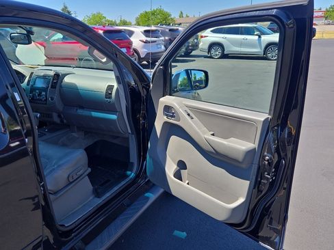 Used 2014 Nissan Frontier SL w/ SL Moonroof Package AWD/4WD image 18