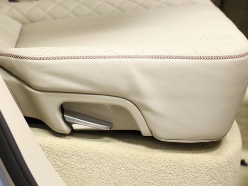 Used 2020 Bentley Bentayga Plug-In Hybrid image 90