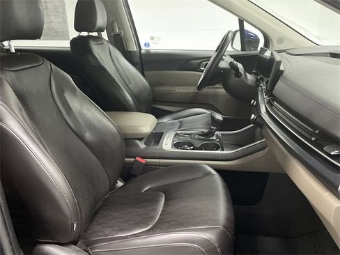 Used 2025 Kia Carnival image 21