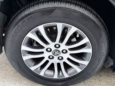 Used 2018 Toyota Sienna XLE image 30