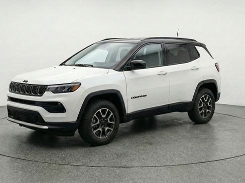 Used 2025 Jeep Compass Trailhawk AWD/4WD image 3