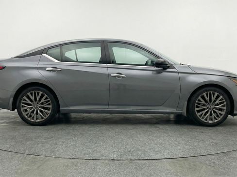 Used 2025 Nissan Altima 2.5 SV image 11