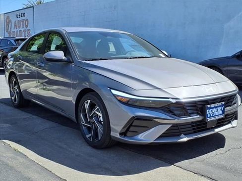 Certified 2025 Hyundai Elantra SEL image 3