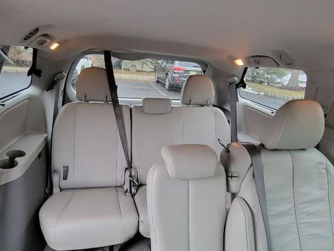 Used 2011 Toyota Sienna XLE image 17