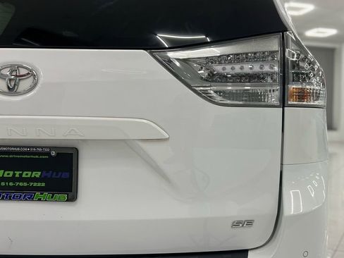 Used 2019 Toyota Sienna SE Premium w/ Carpet Mat Package image 14