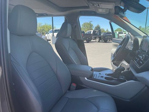 Used 2021 Toyota Highlander XLE AWD/4WD image 36