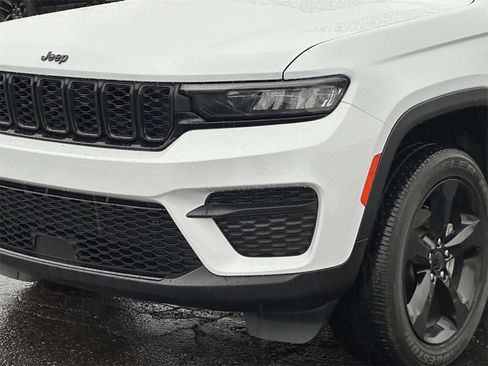 Used 2024 Jeep Grand Cherokee Altitude image 8