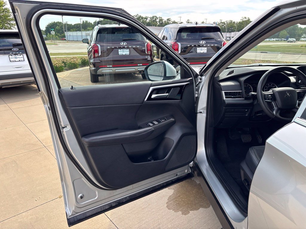 Used 2023 Mitsubishi Outlander SE AWD/4WD image 14