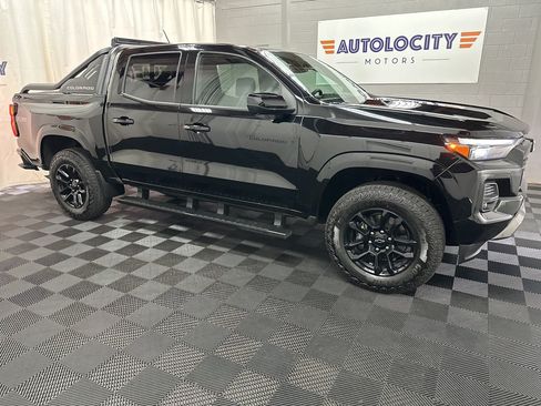 Used 2025 Chevrolet Colorado Z71 w/ Midnight Edition AWD/4WD image 3