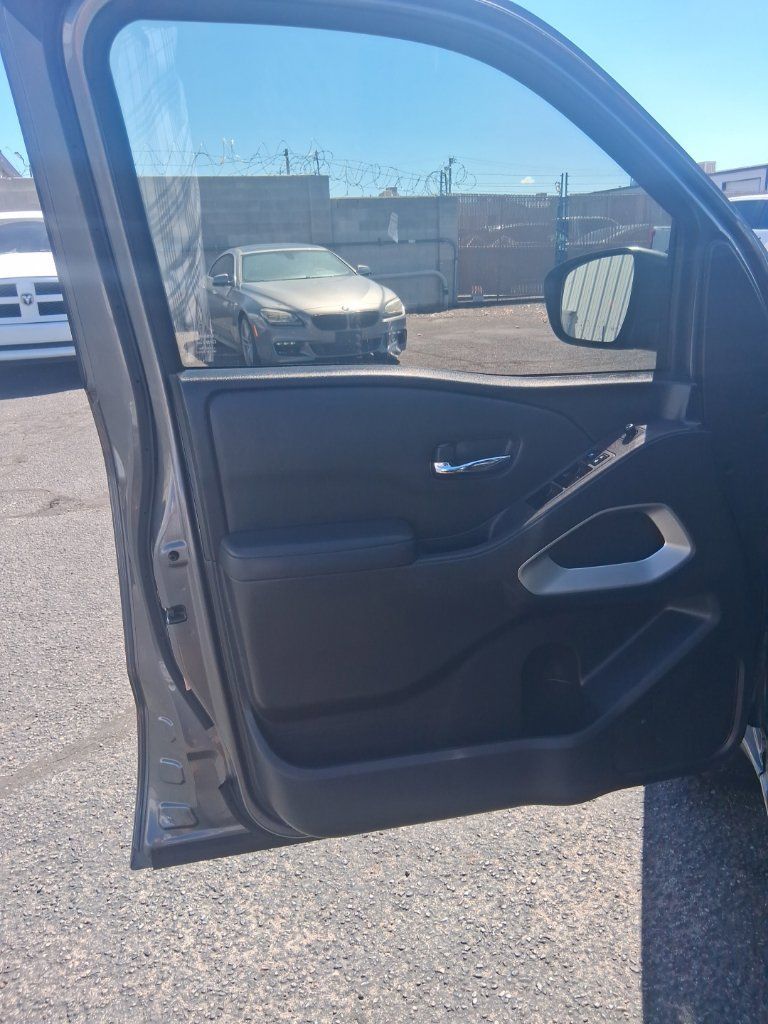 Used 2022 Nissan Frontier SV AWD/4WD image 10