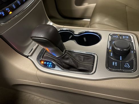 Used 2017 Jeep Grand Cherokee Overland w/ Jeep Active Safety Group image 33