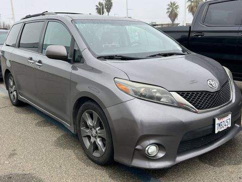 Used 2015 Toyota Sienna SE image 3