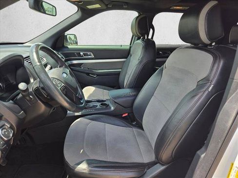 Used 2017 Ford Explorer XLT w/ Equipment Group 202A FWD image 17