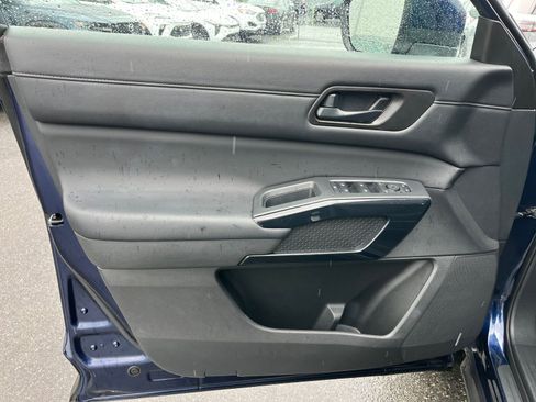 Used 2025 Nissan Pathfinder SV FWD image 18