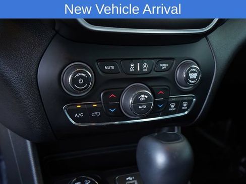 Used 2019 Jeep Cherokee Trailhawk AWD/4WD image 25