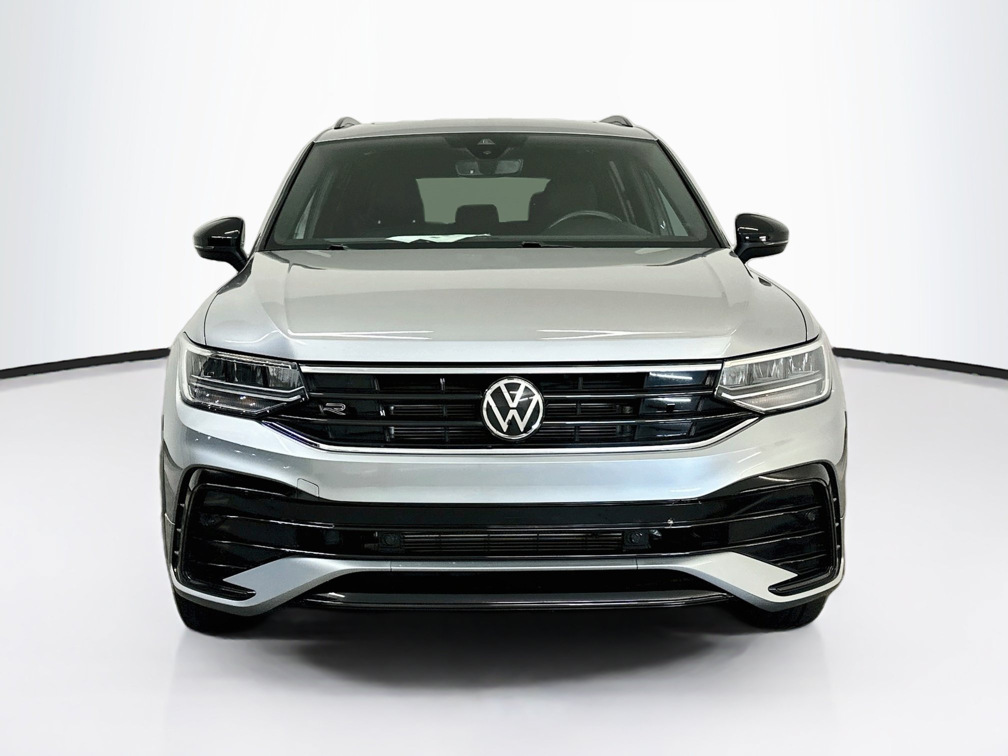Used 2023 Volkswagen Tiguan SE R-Line FWD image 2