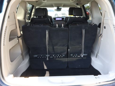 Used 2023 Chrysler Pacifica Touring-L FWD image 19