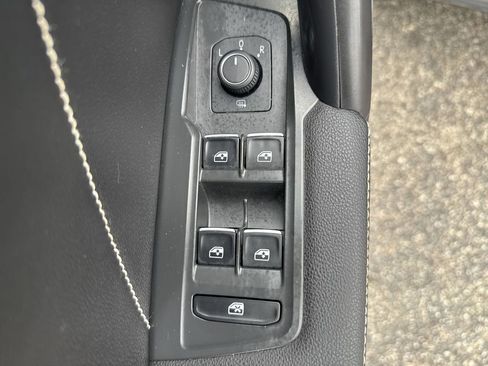 Used 2022 Volkswagen Tiguan SE w/ Panoramic Sunroof Package image 13