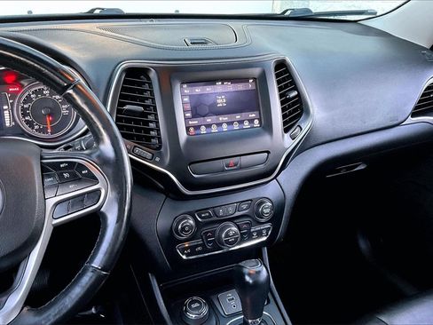 Used 2019 Jeep Cherokee Latitude Plus w/ Comfort/Convenience Group image 5