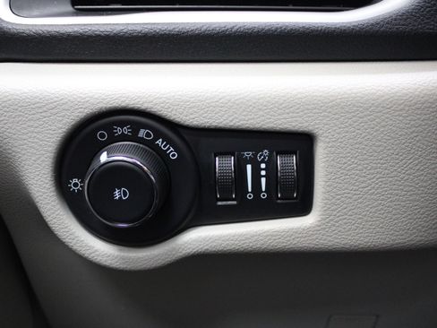 Used 2022 Chrysler Pacifica Touring-L FWD image 44