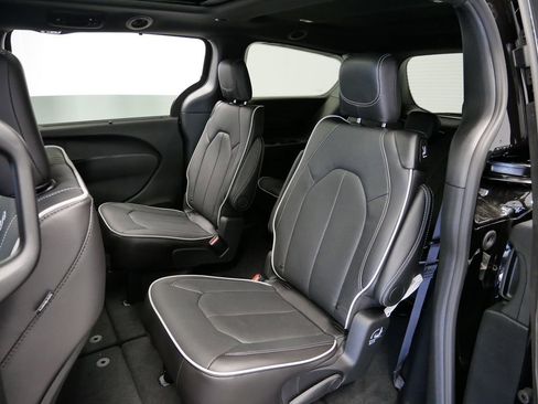 New 2026 Chrysler Pacifica Limited w/ S Appearance Package image 11