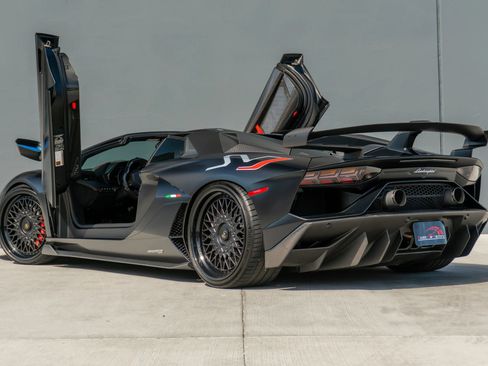Used 2020 Lamborghini Aventador SVJ AWD/4WD image 12