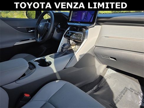 Used 2024 Toyota Venza Limited image 9