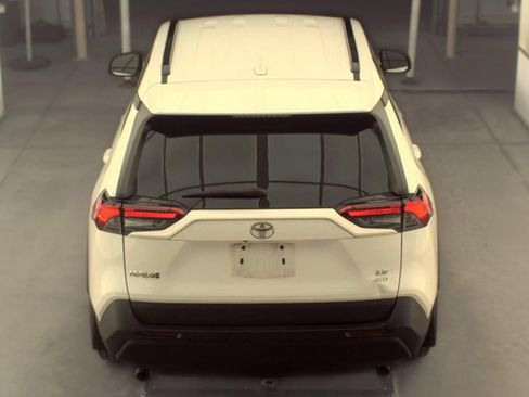 Used 2019 Toyota RAV4 LE AWD/4WD image 7