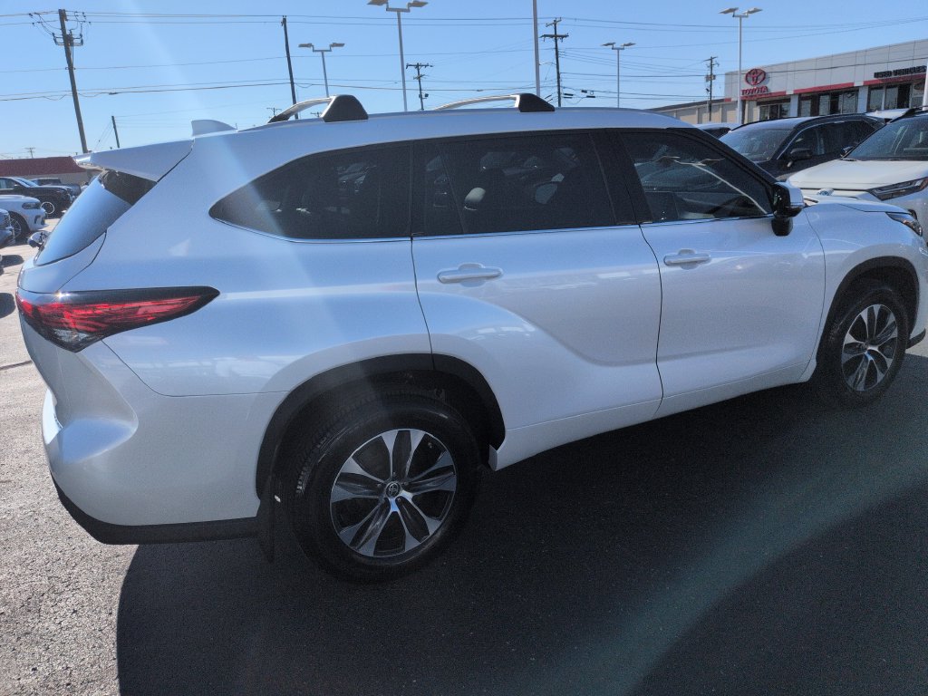 Used 2022 Toyota Highlander XLE AWD/4WD image 5