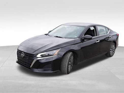 Used 2024 Nissan Altima 2.5 SV FWD image 11
