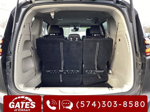 Used 2023 Chrysler Pacifica Touring-L image 9
