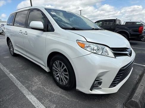 Used 2020 Toyota Sienna XLE FWD image 4