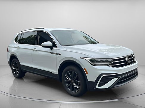 Used 2023 Volkswagen Tiguan SE w/ Panoramic Sunroof Package FWD image 5