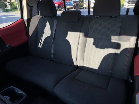 Used 2018 Toyota Tacoma SR5 AWD/4WD image 23
