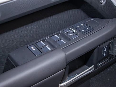 Used 2025 Land Rover Defender 110 S image 14